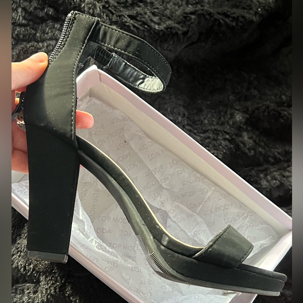 TOP Moda Elegant Black Heeled Sandals
